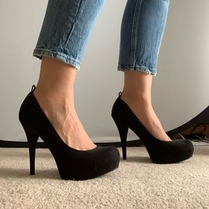 Platform suede black pumps
